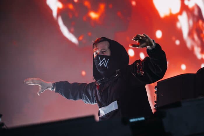 „Sandstorm“-Jubiläum bei Tomorrowland gefeiert: Alan Walker holt Darude auf die Bühne